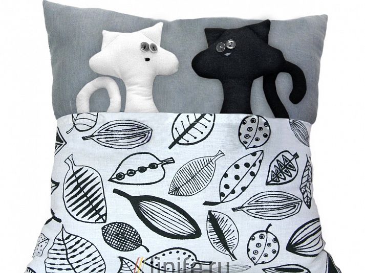 Подушка «Кошки в кармане» | Интернет-магазин изделий из льна «Линайф»